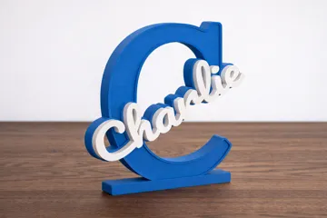 Letrero o emblema decorativo: Customizable Initial and Name Desk Sign Generator — vista de referencia 3
