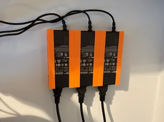 Supporto a muro alimentatore AMS 2 PRO