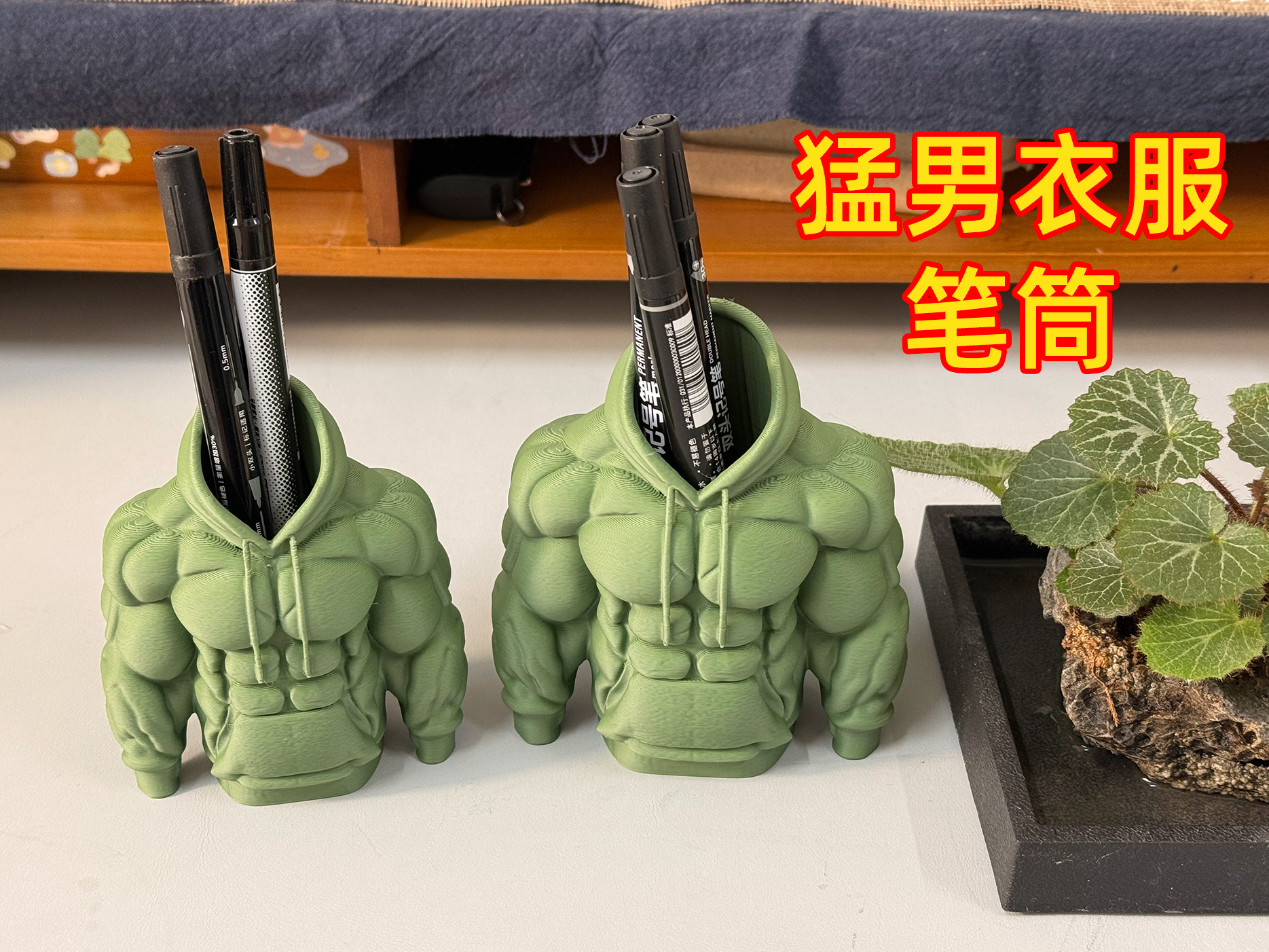 Miniatura 1 do modelo 3D 猛男肌肉羽绒服笔筒、摆件