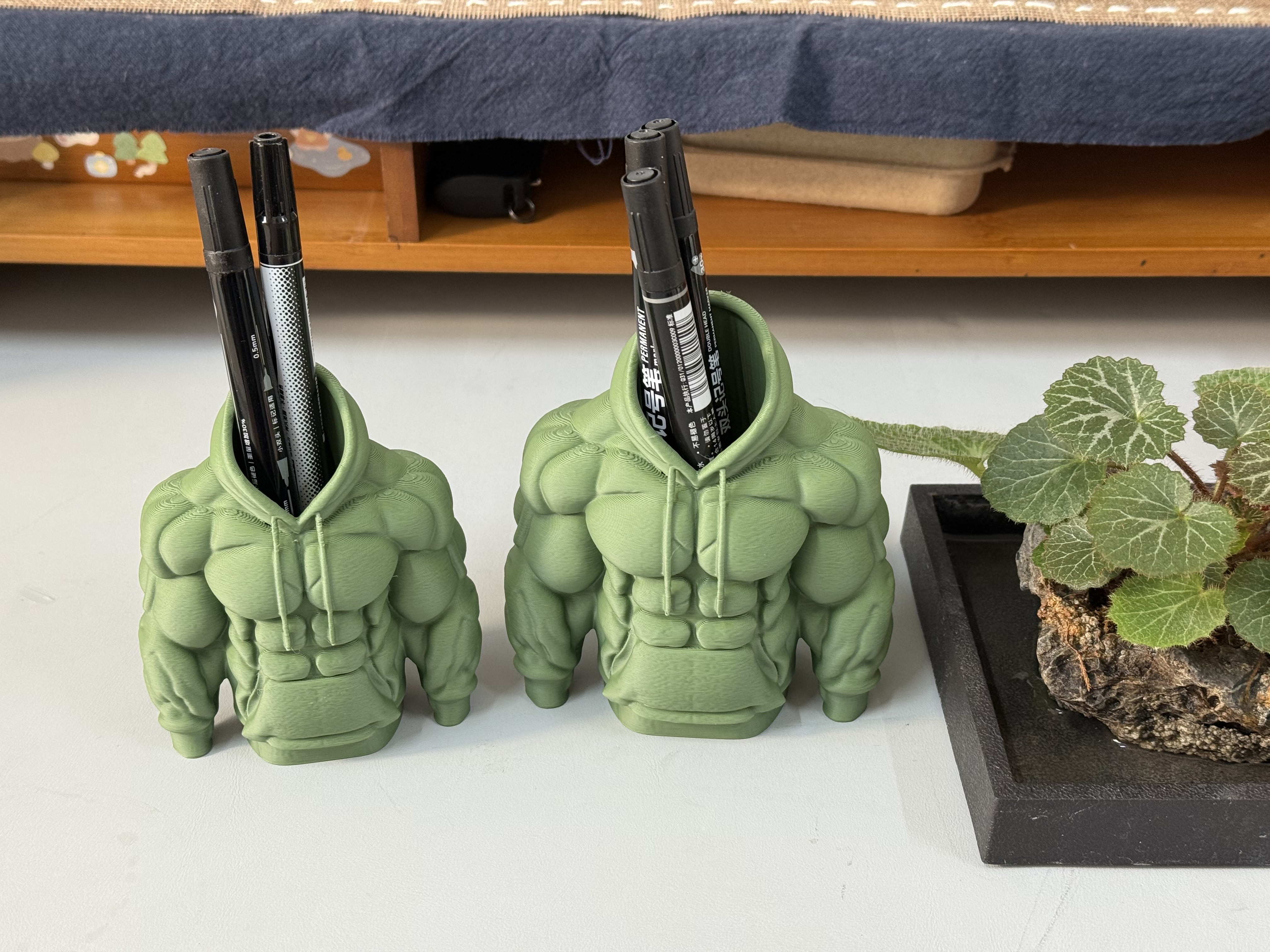 Miniatura 2 do modelo 3D 猛男肌肉羽绒服笔筒、摆件