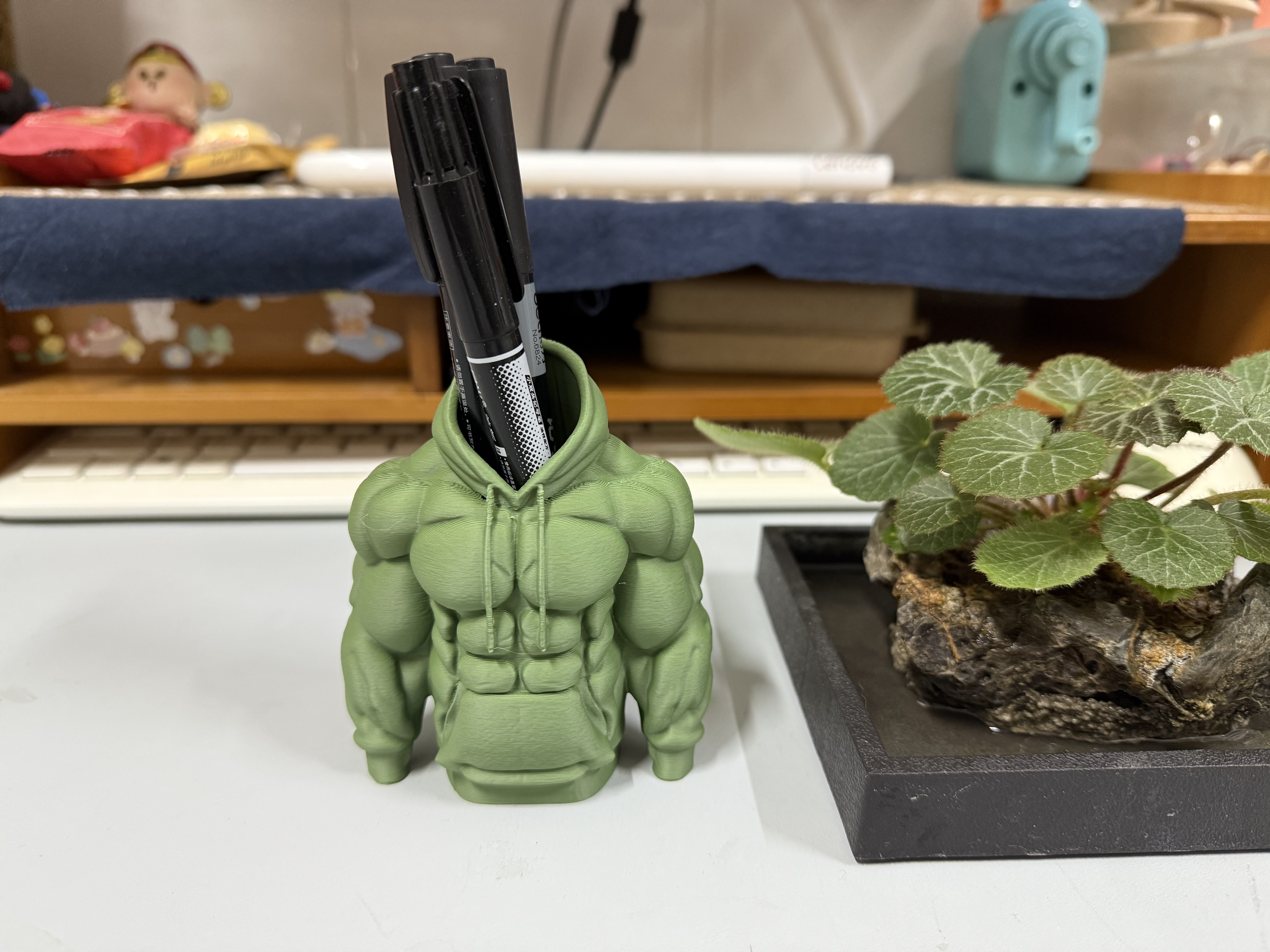 Miniatura 3 do modelo 3D 猛男肌肉羽绒服笔筒、摆件