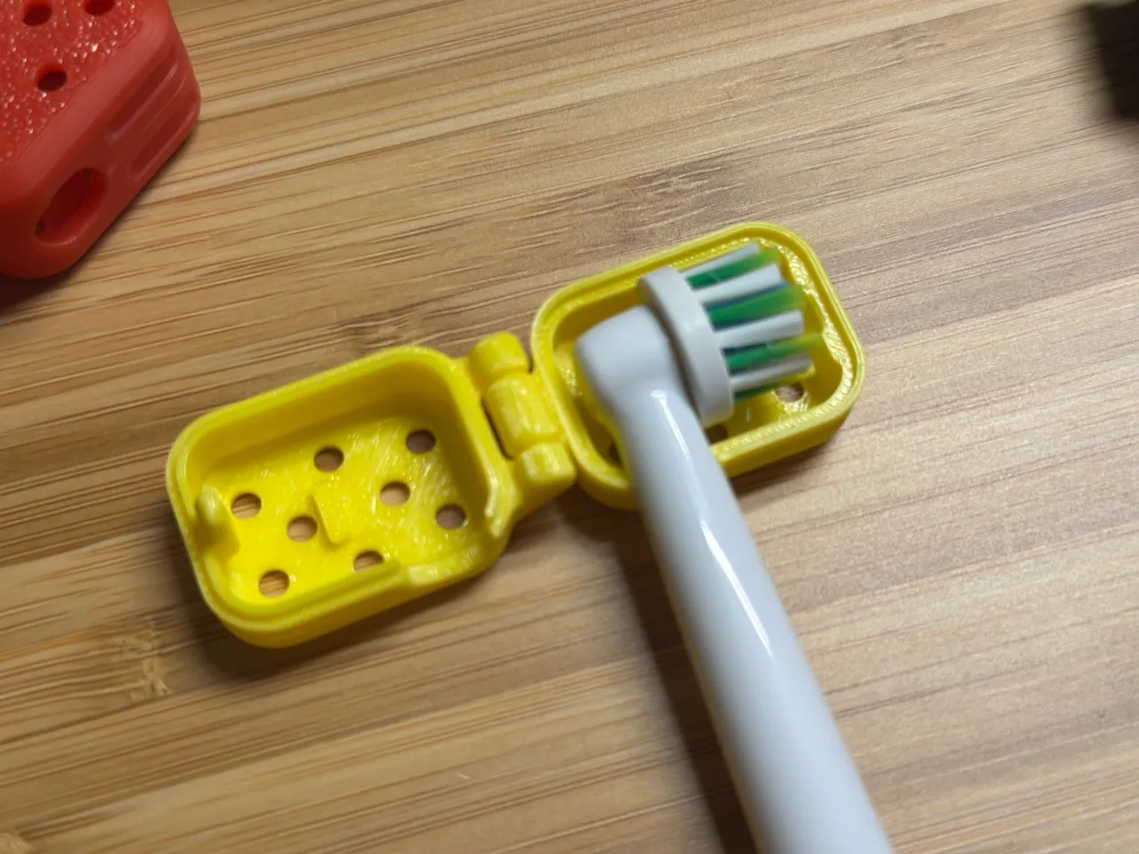 Simple travel case Oral-B electric toothbrush head view 3