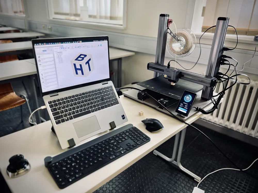 Description Stand Laptop mount / stand to work upright by soerenharaldsson - MakerWorld