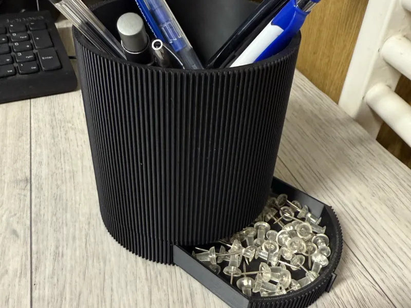 Modern ribbed pen holder