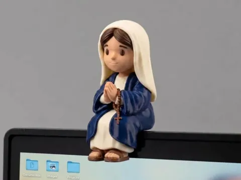 Estante o repisa: Mini Virgin Mary – Sitting on Monitor or Shelf — referencia de MakerWorld