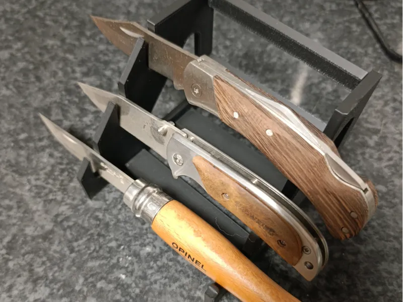 3 pocket knife display