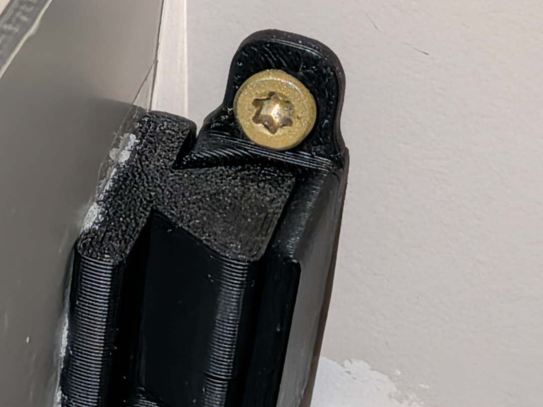 wall hanging clip for side mounting flush panels