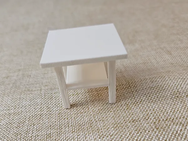 Table basse miniature pour maison de poupée