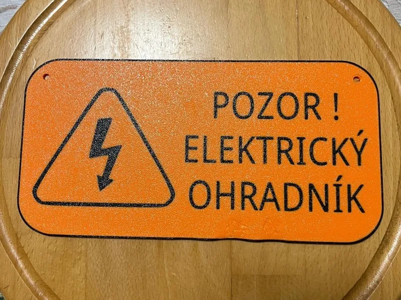 Pozor elektrický ohradník