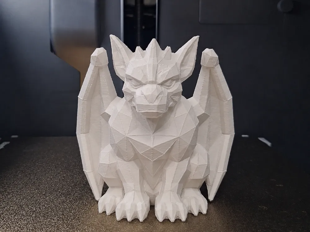 Figura decorativa: Low Polly Gargoyle. Referencia del modelo original.