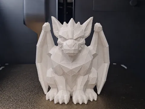 Figura decorativa: Low Polly Gargoyle — referencia de MakerWorld