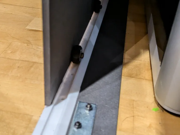 Guide rail for rollers ball bearing