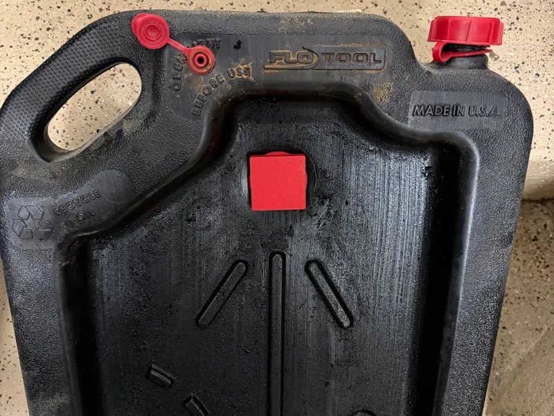 Oil drain pan plug for FloTool 16 Quart Container