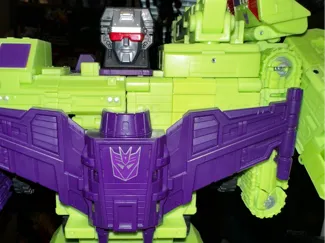 Chest filler/cover for Studio Series 86 Devastator