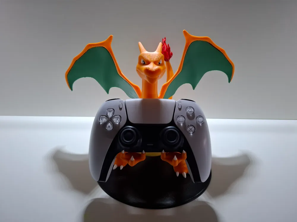 Letrero o emblema decorativo: Charizard Controller-Halter. Referencia del modelo original.