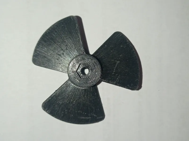 Three-blade propeller for tugboat models