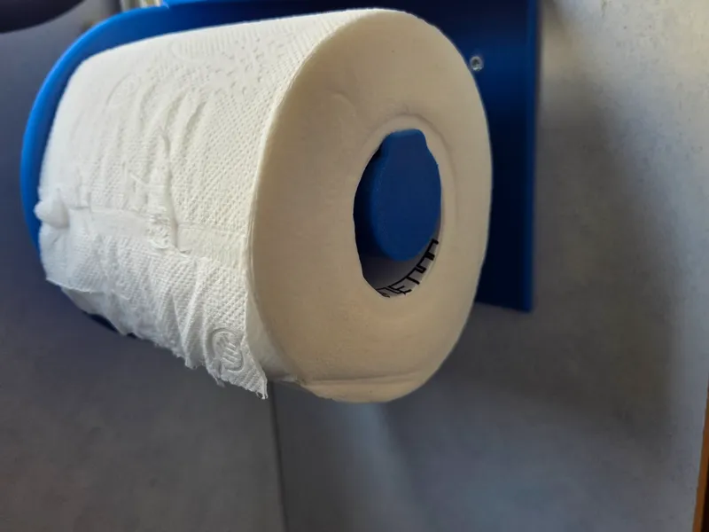 Toilettenpapierhalter mit Telefonablage