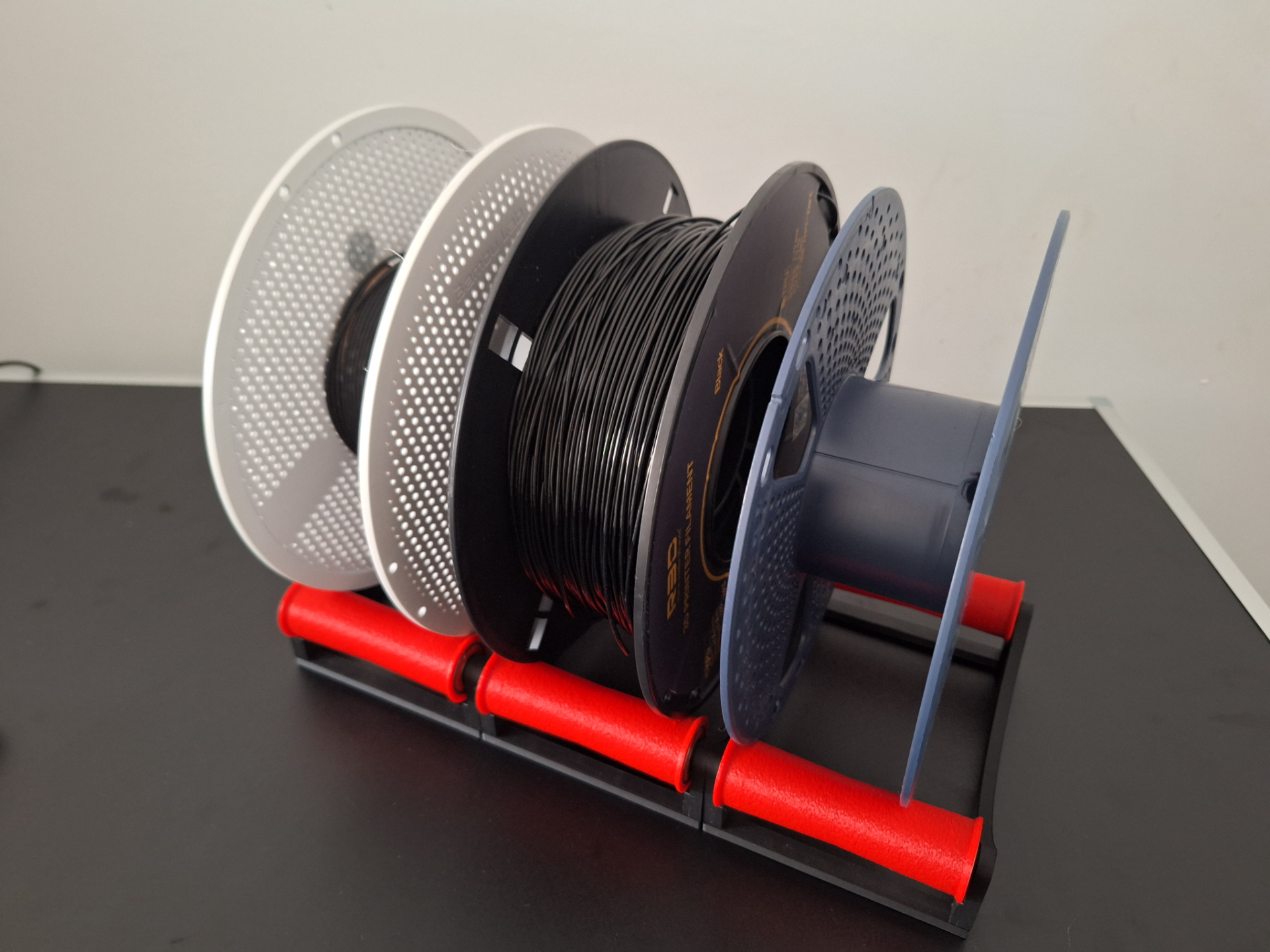 Stackable magnetic spool roller
