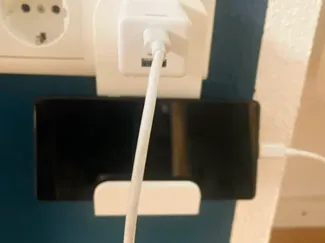 Handyhalter für die Steckdose