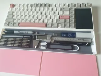 customizable width wrist rest with storage