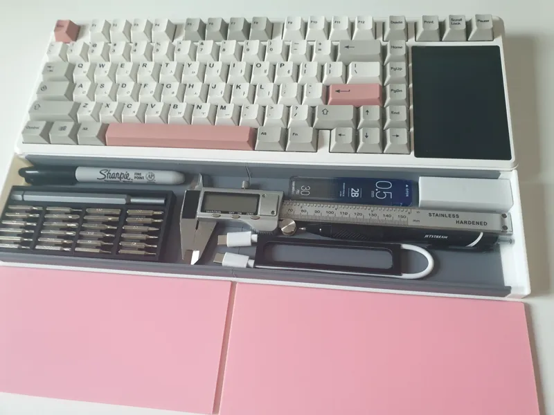customizable width wrist rest with storage