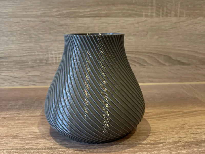 Vase mit eleganter Spiralstruktur