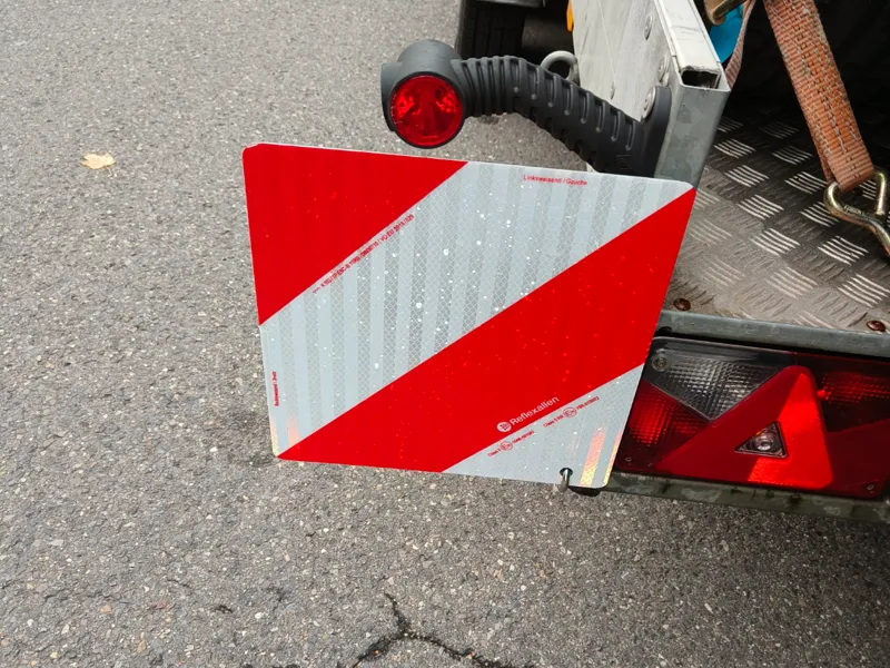 Abschließbarer Parkwarntafel-Halter für Anhänger