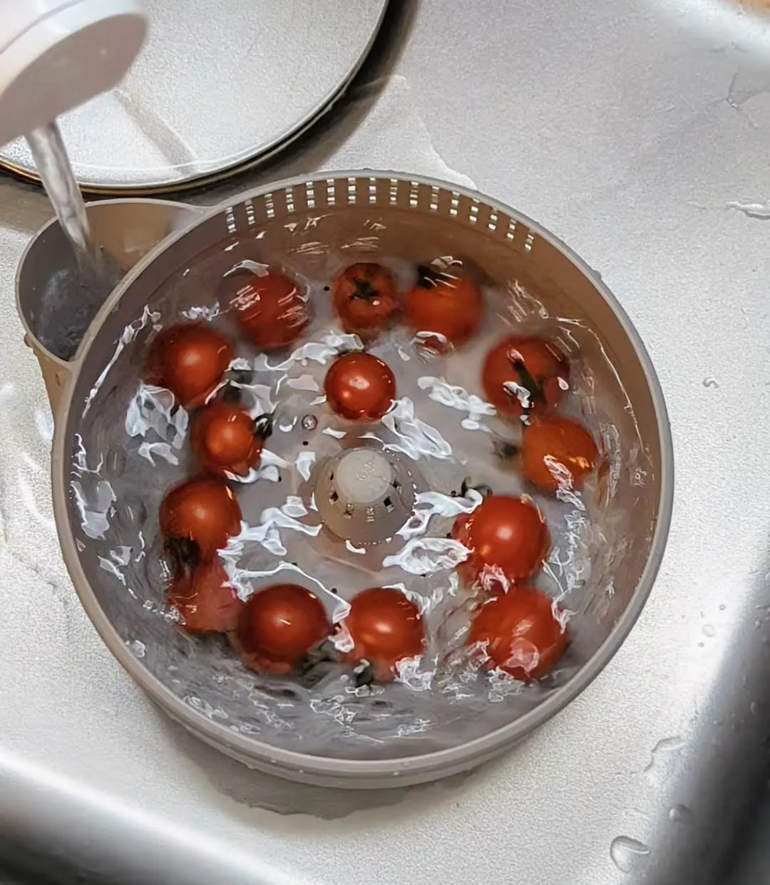 AquaVortex Veggie & Berry Washer & Strainer view 3