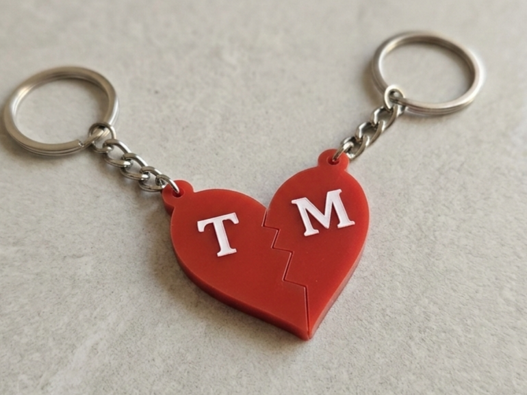 Broken Heart – Magnetic Keychain for Couples