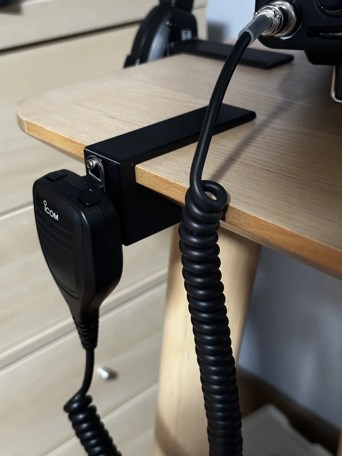 Fixation d'accessoires pour bureau IKEA Lisabo
