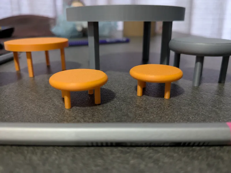 Dollhouse round table and chairs (two sizes)