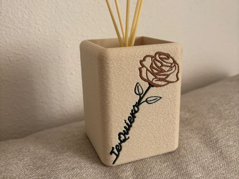 Cubre ambientador o portalapices decorado con flor