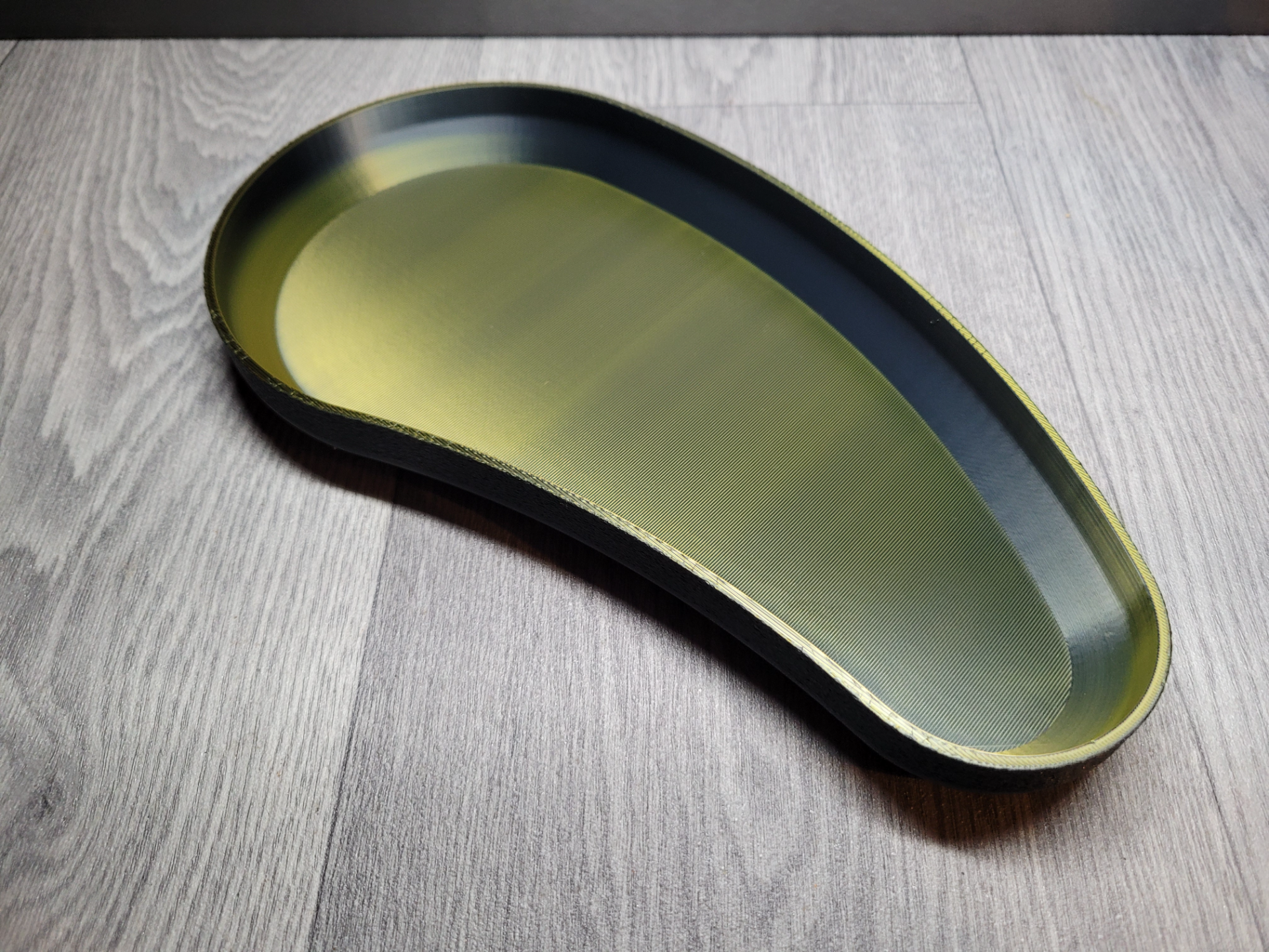 Kidney shaped tray 