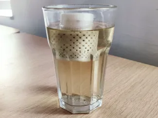 Travel tea set with floating strainer