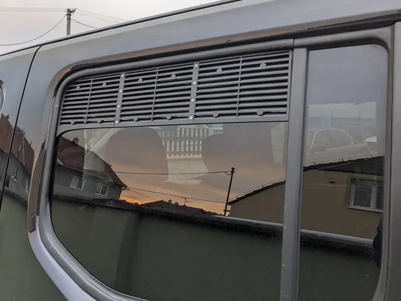 Camping vent for rear window of Berlingo / Rifter