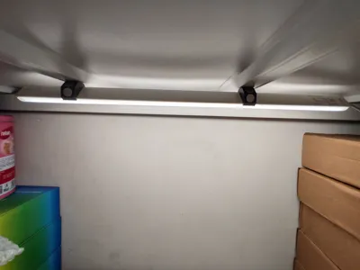 Four-angle magnetic lamp holder