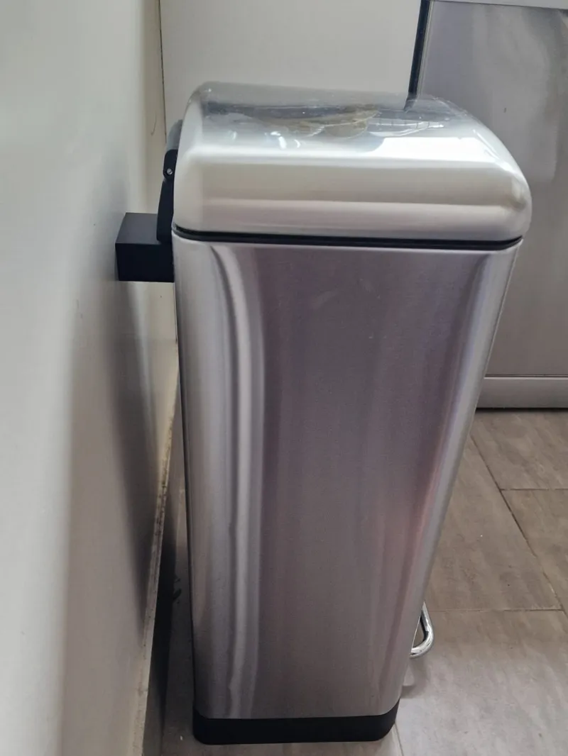 Brabantia bin wall standoff
