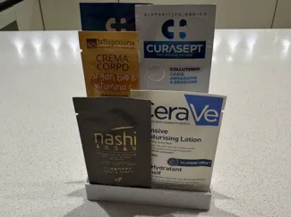 Cosmetic Sample Holder