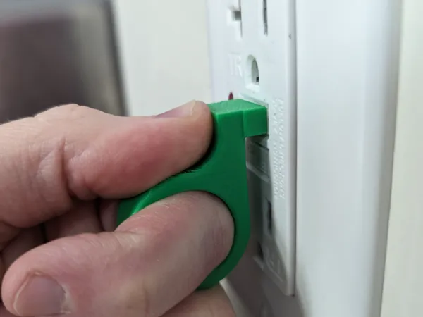 Outil de réarmement pour prise GFCI