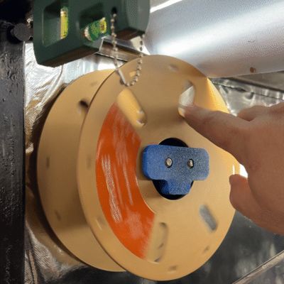 Self-locking filament spool holder