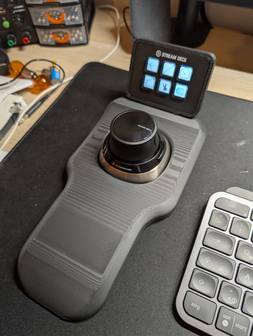 Spacemouse Wireless und Streamdeck Dock - Free 3D Print Model - MakerWorld