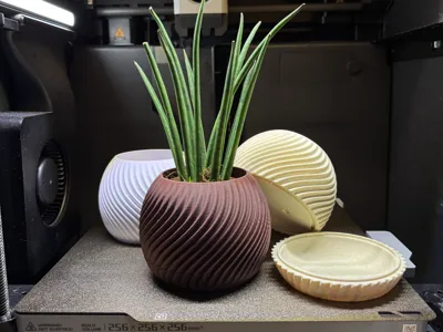 SPHERICAL PLANT POT (Twist and lock mechanism)