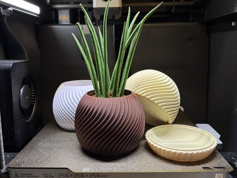SPHERICAL PLANT POT (Twist and lock mechanism)