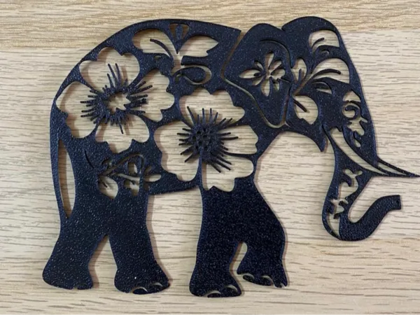 Silhouette d'éléphant à motifs floraux