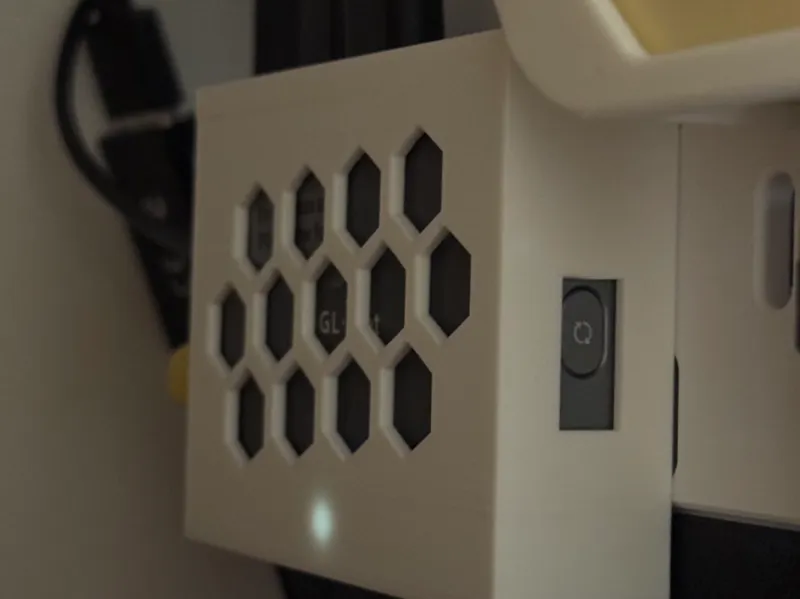 Skadis mount for GLiNet Comet ipkvm