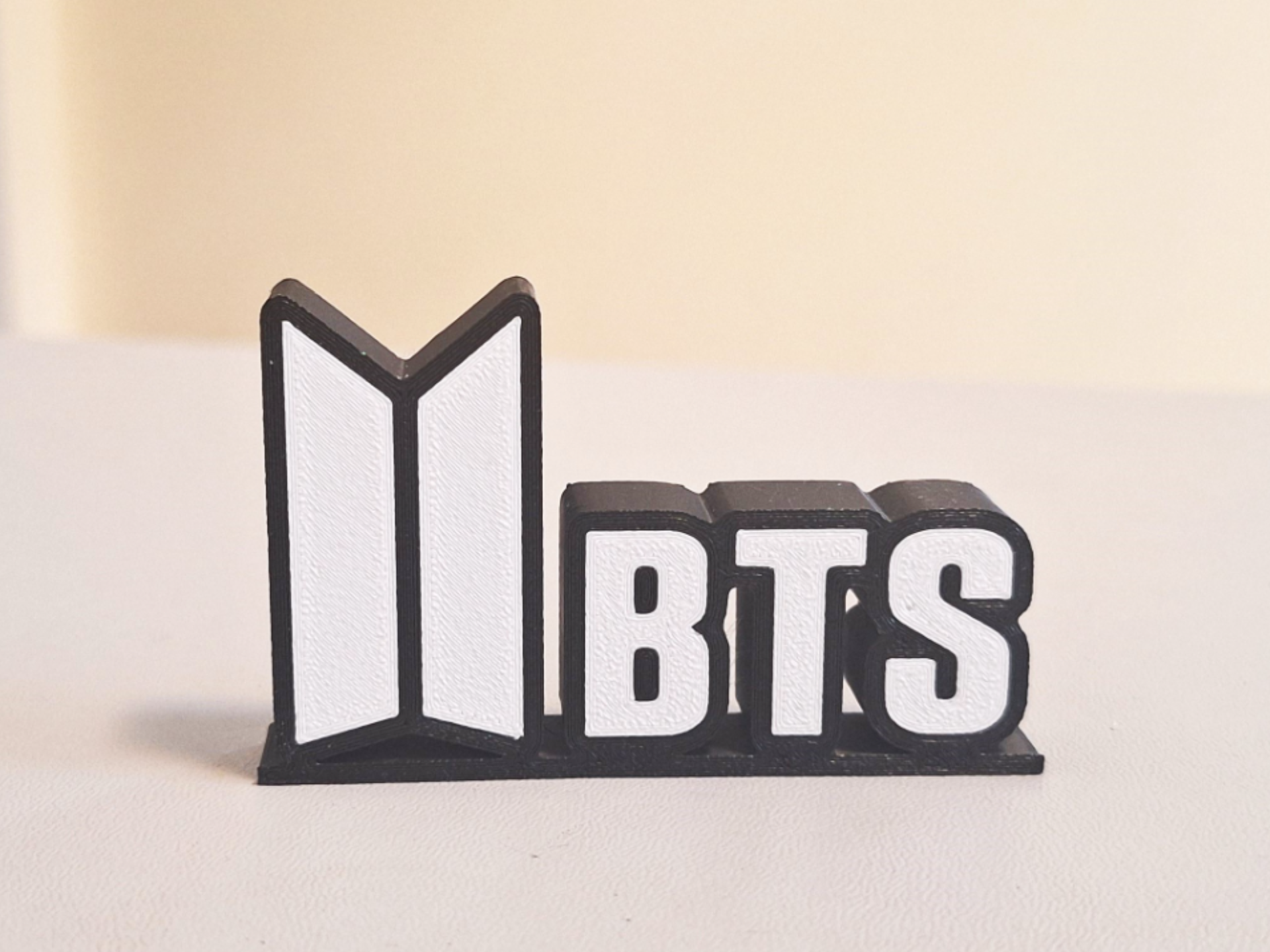 Scritta BTS con logo