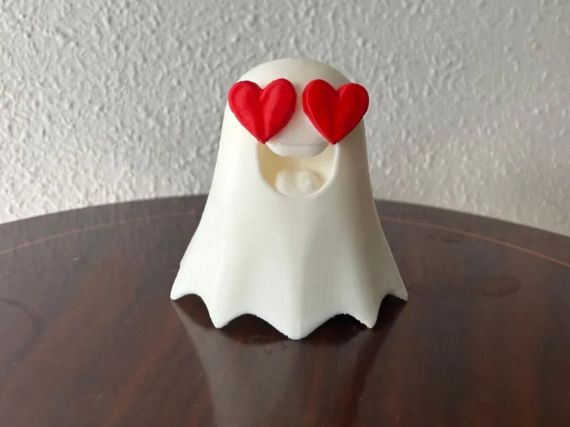 fantasma con corazones en los ojos
