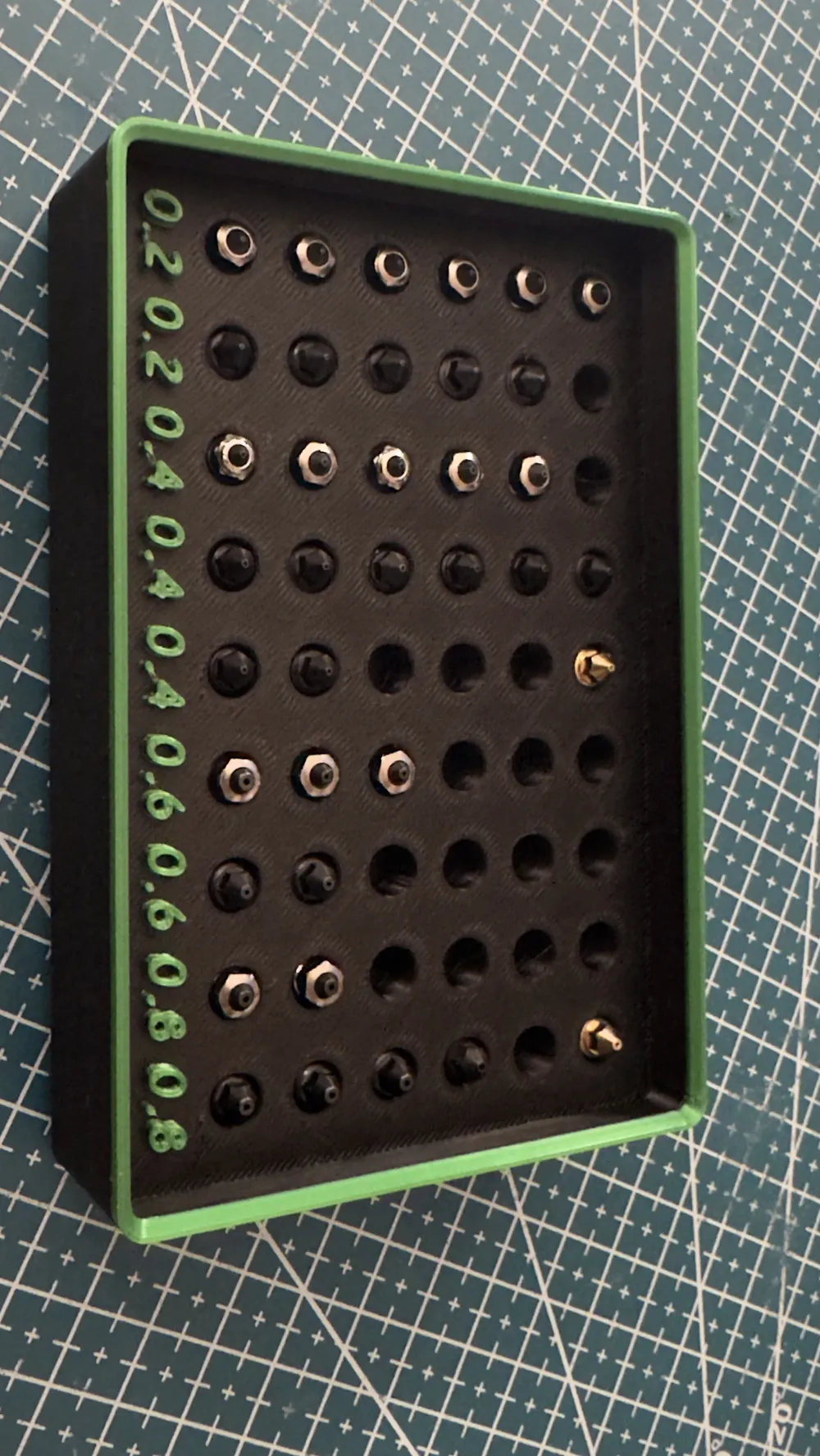 Gridfinity Düsenhalter 3x2 mit Deckel 54 Düsen – Kostenloses 3D ...