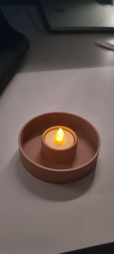 Tealight with interchangeable plate