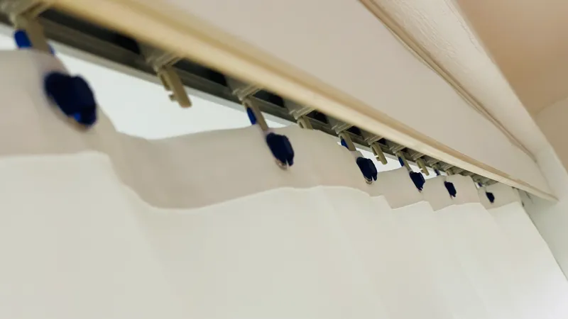 Vertical Blind Conversion Clips // Hang a shower curtain from your vertical blind track